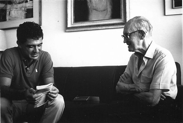 Humberto Werneck com Carlos Drummond de Andrade no apartamento dele, em abril de 1985.